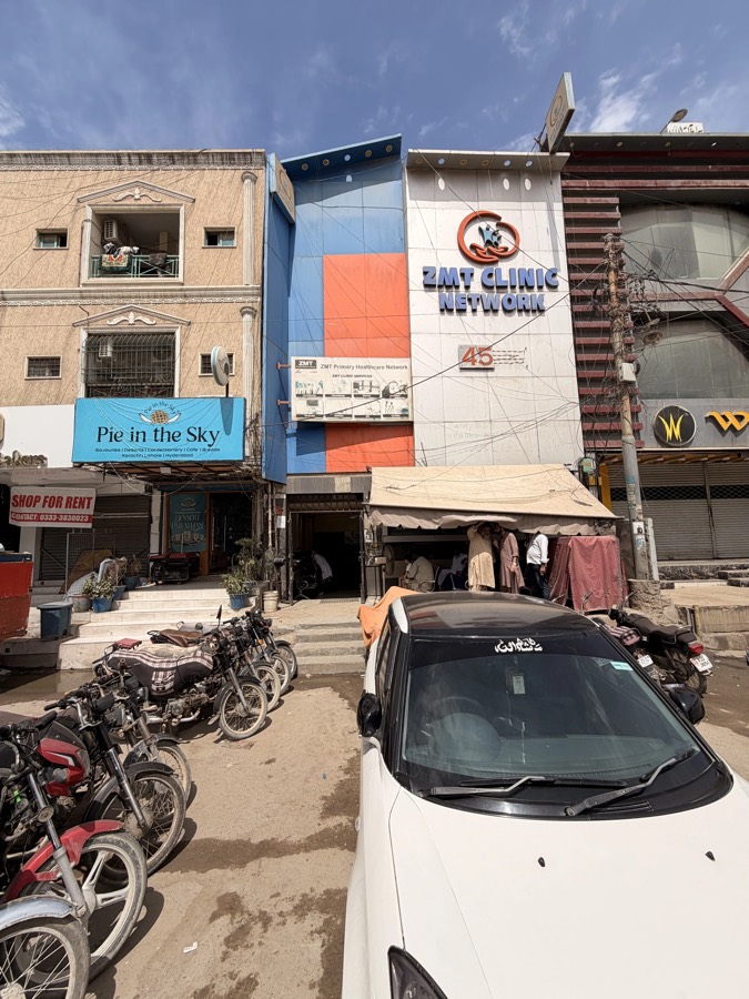 Street view of a clinic in the Pakistani neighbourhood where fieldwork took place.